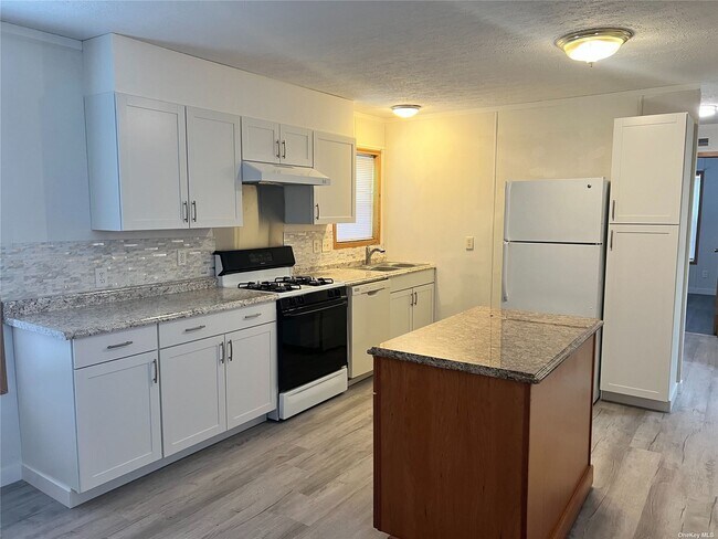 Building Photo - 588 Hubbard Ave