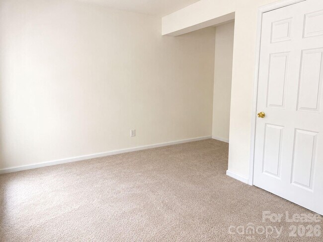 Building Photo - 913 Tiger Ln