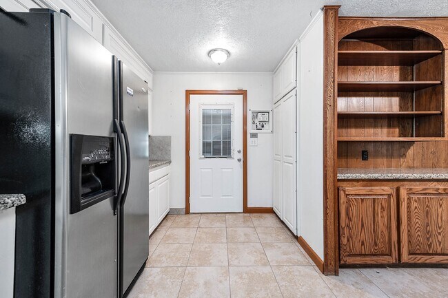 Building Photo - 5813 Russell Ln