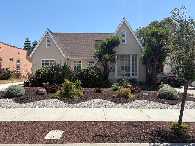 Foto del edificio - Charming Tudor Style 3 Bed 1.5 Bath PLUS Studio Guest House complete with kitchen and bath!