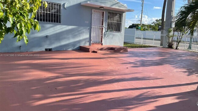 Foto del edificio - 1000 Opa-locka Blvd