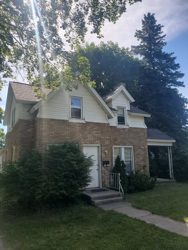 Building Photo - 319 S Stewart Ave