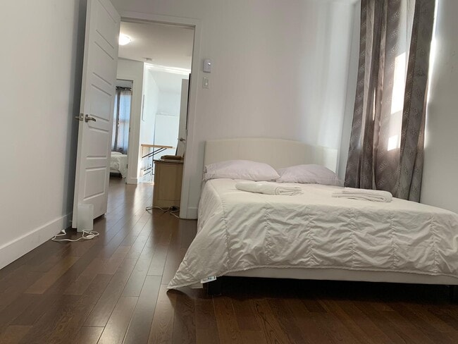 Building Photo - 4055 Boul Saint Laurent