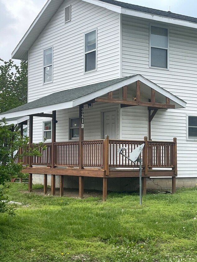 Primary Photo - 321 E College St