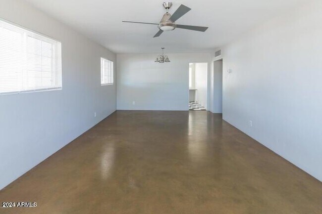 Foto del edificio - 2111 W Pinchot Ave