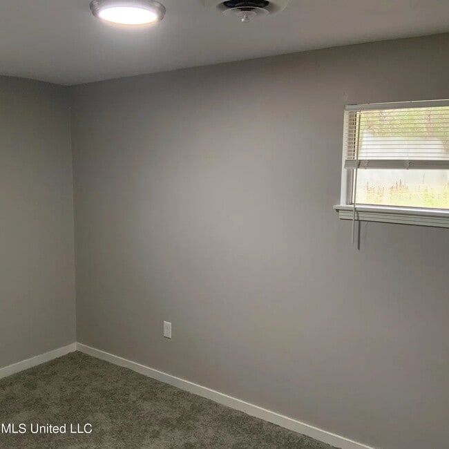 Foto del edificio - 1144 McCluer Rd