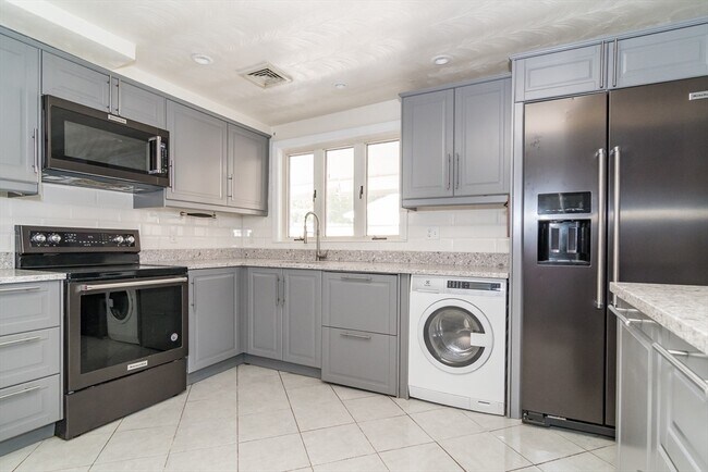 Building Photo - 14 Rosslare Rd
