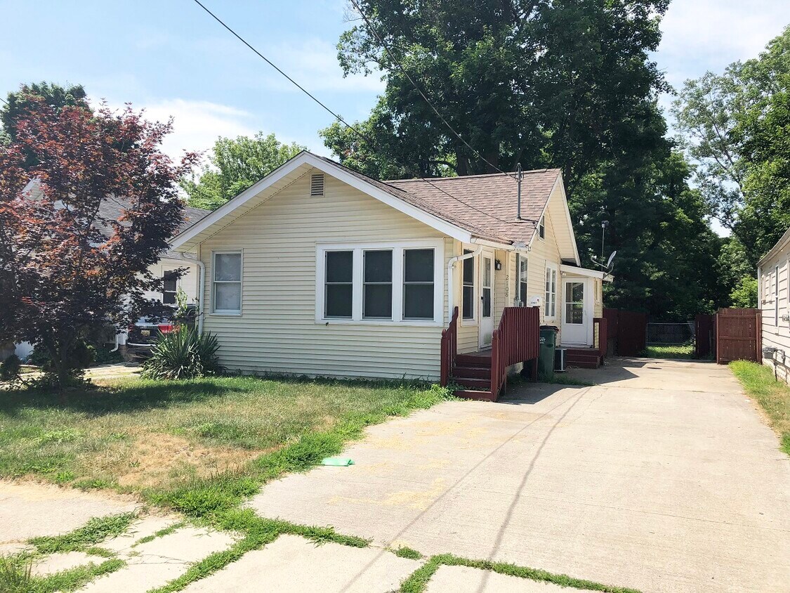 Primary Photo - 2108 Donora St