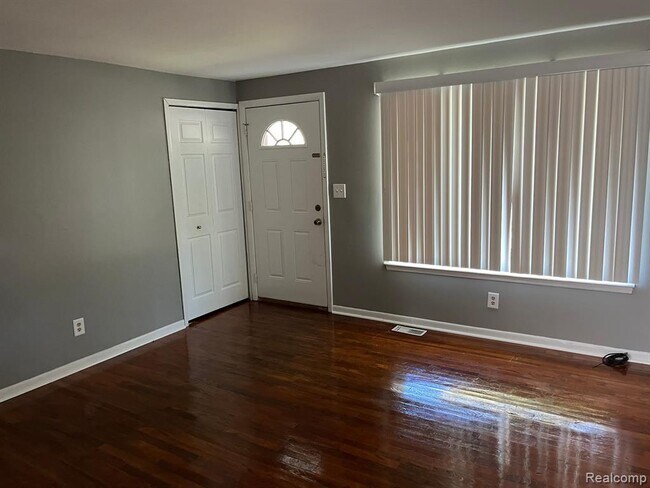 Building Photo - 2164 Hemlock Dr