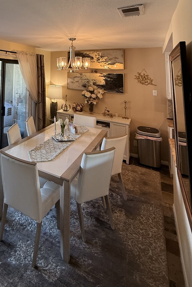Building Photo - 524 Via De La Valle