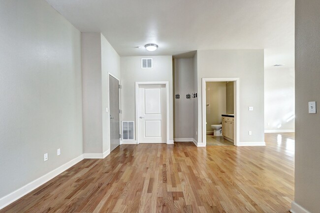 Foto del edificio - 1 bed 2 bath DTC Condo at Village Lofts