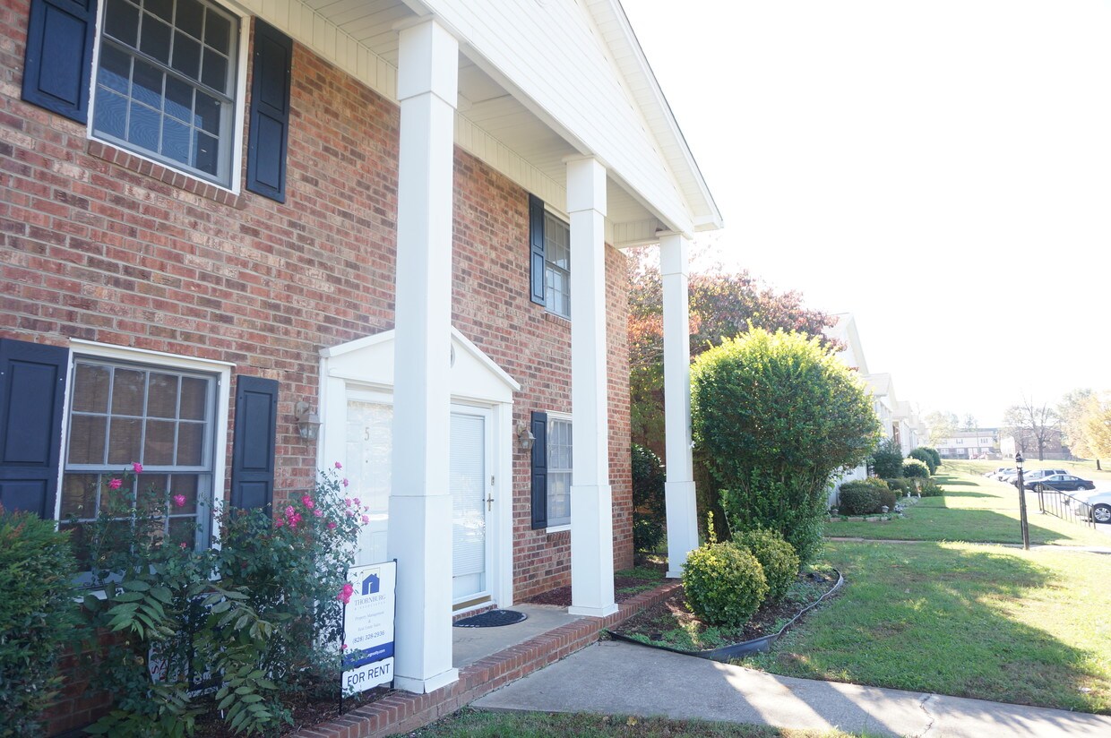 160 17th St Pl NW, Hickory, NC 28601 Condo for Rent in Hickory, NC