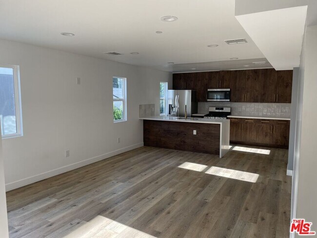 Foto del edificio - 1554 Winona Blvd