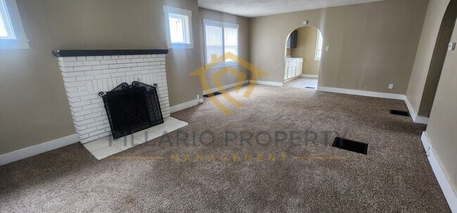 Foto del edificio - Cozy 2-Bedroom & 1-Bathroom Home with Base...