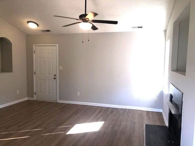 Building Photo - Nice Open Concept 3 Bedroom Home with Lots...