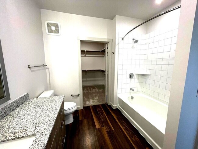 Building Photo - 15117 Fishtrap Bike Path