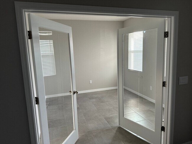 Foto del edificio - Spacious NEW 4BR House in Palmetto