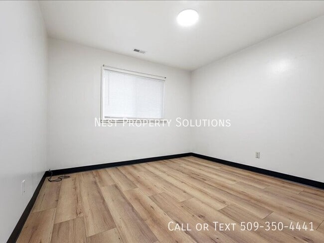 Building Photo - 1213 Vandenburg Ave