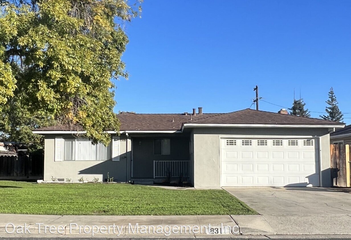3 br, 2 bath House 831 W. Rialto Avenue House Rental in Clovis, CA