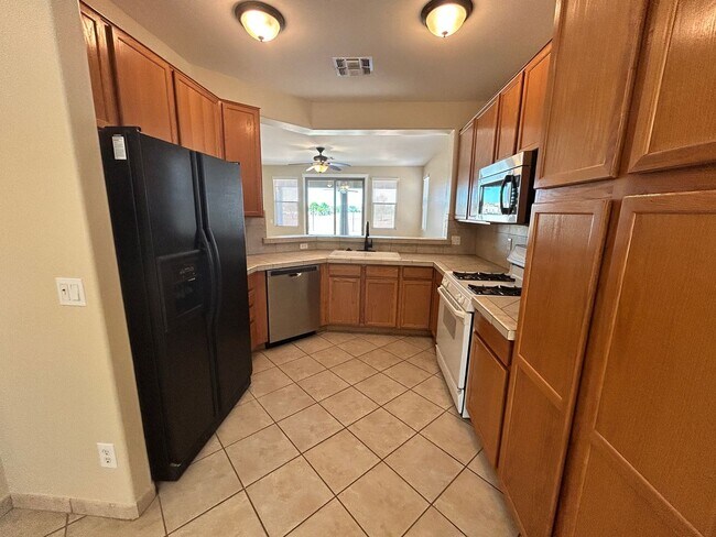 Foto del edificio - Move-In Special! Updated 3 Bed / 2bath Gilbert Home with New Paint, No Carpet and on the Course