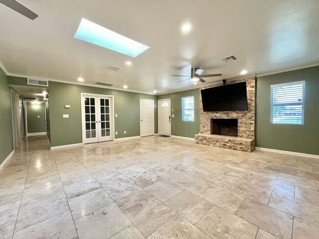 Building Photo - 3 Bd 3 Ba + Office + Den + Arizona Room!