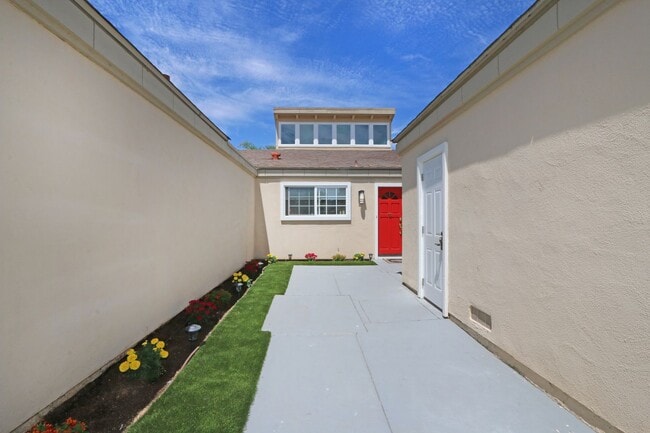 Building Photo - Stunning Single Story Attached Home with S...