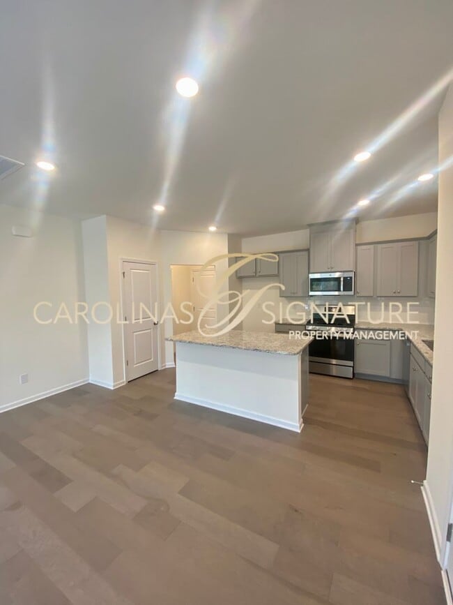 Foto del edificio - End Unit, 3BR/2.5BA Townhome in Piper Landing