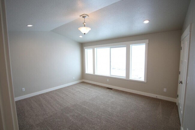 Foto del edificio - 2160 N 500 E