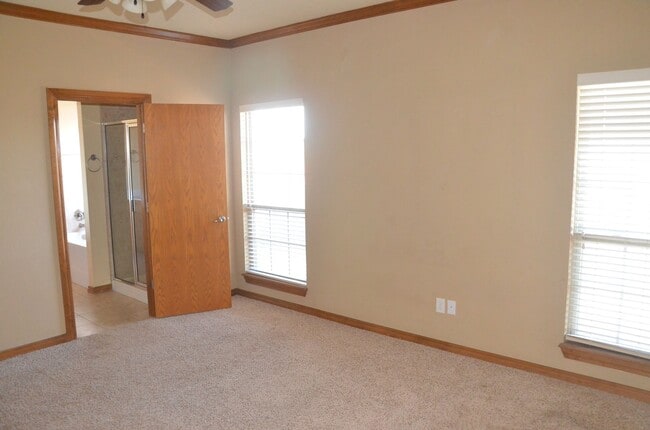 Building Photo - 4 Bed Close to OU
