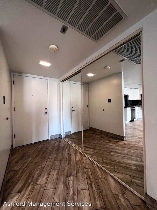 Building Photo - 2 br, 2 bath House - 7920 E Camelback Rd #504