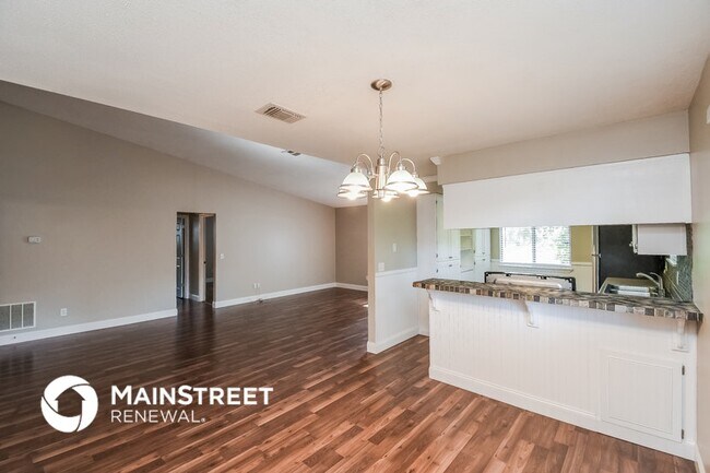 Building Photo - 10927 Horse Track Dr E