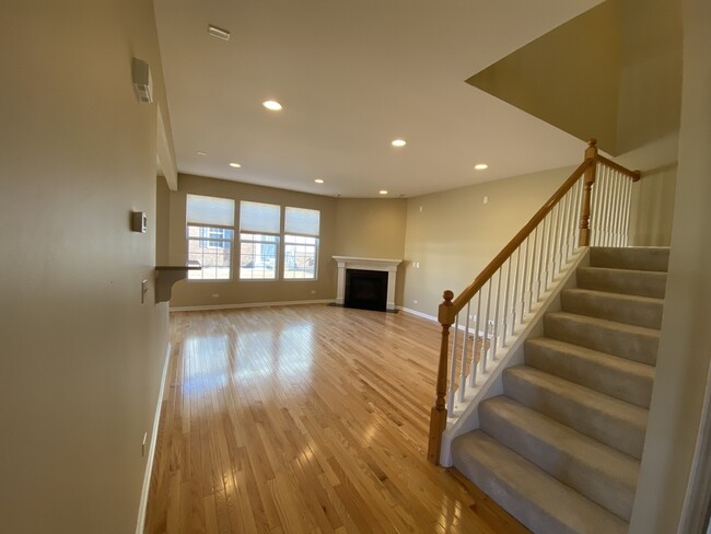Building Photo - 10S417 Carrington Cir