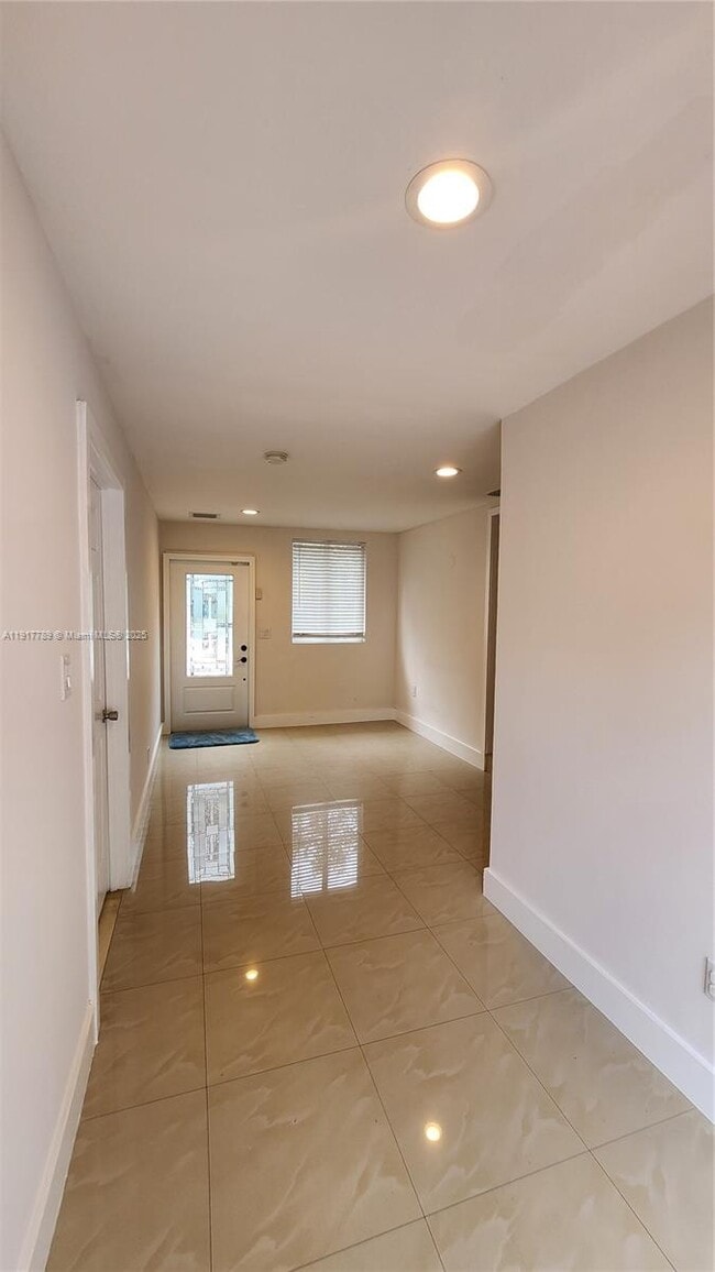 Foto del edificio - 12535 NE Miami Pl