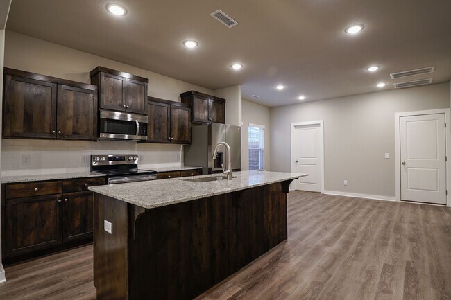 Building Photo - 4 bedroom 3.5 bath home!