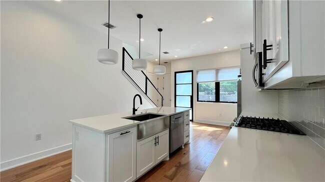 Foto del edificio - 404 1/2 E 45th St