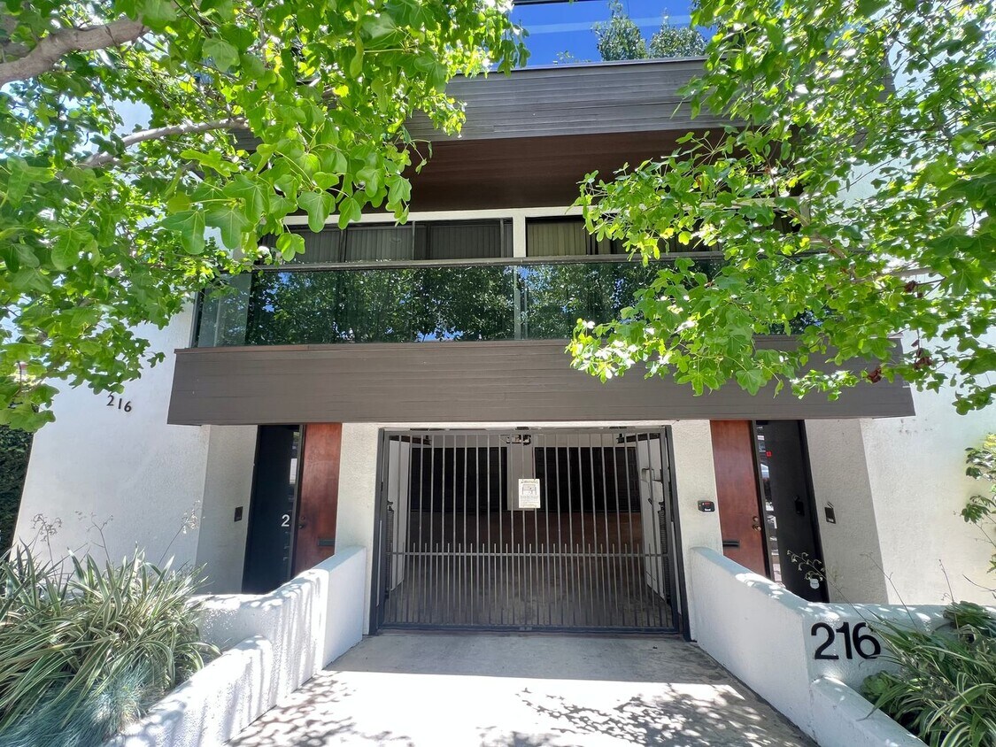 Primary Photo - Modern 3-Level Belmont Heights Townhome St...