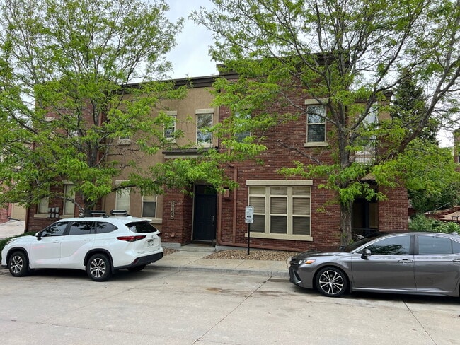 Foto del edificio - "Spacious 3-Bed, 3-Bath Townhouse with Gra...