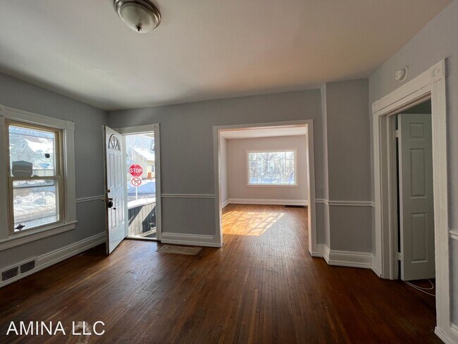 Building Photo - 4 br, 1 bath House - 32 Van Stallen St
