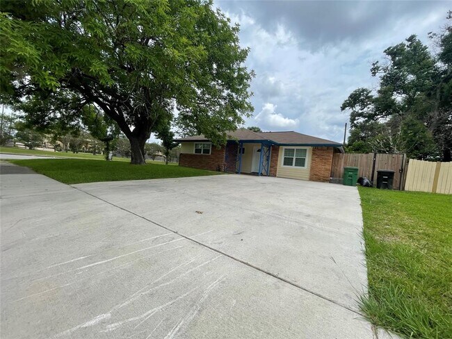 Foto del edificio - 8626 Glenbrae St
