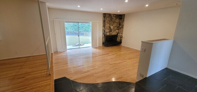 Foto del edificio - Classic, Midcentury 3 bedroom with Den, 2.5 bath home nestled into hillside with secluded backyar...