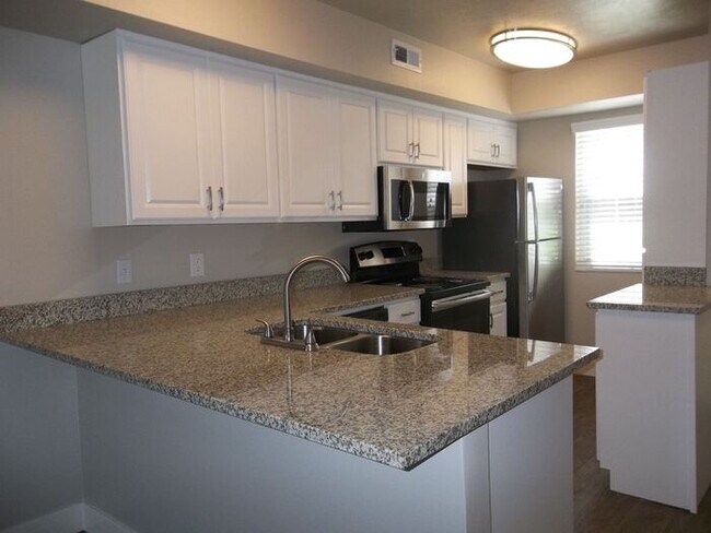 Foto del edificio - Spacious Main Level Townhouse Available