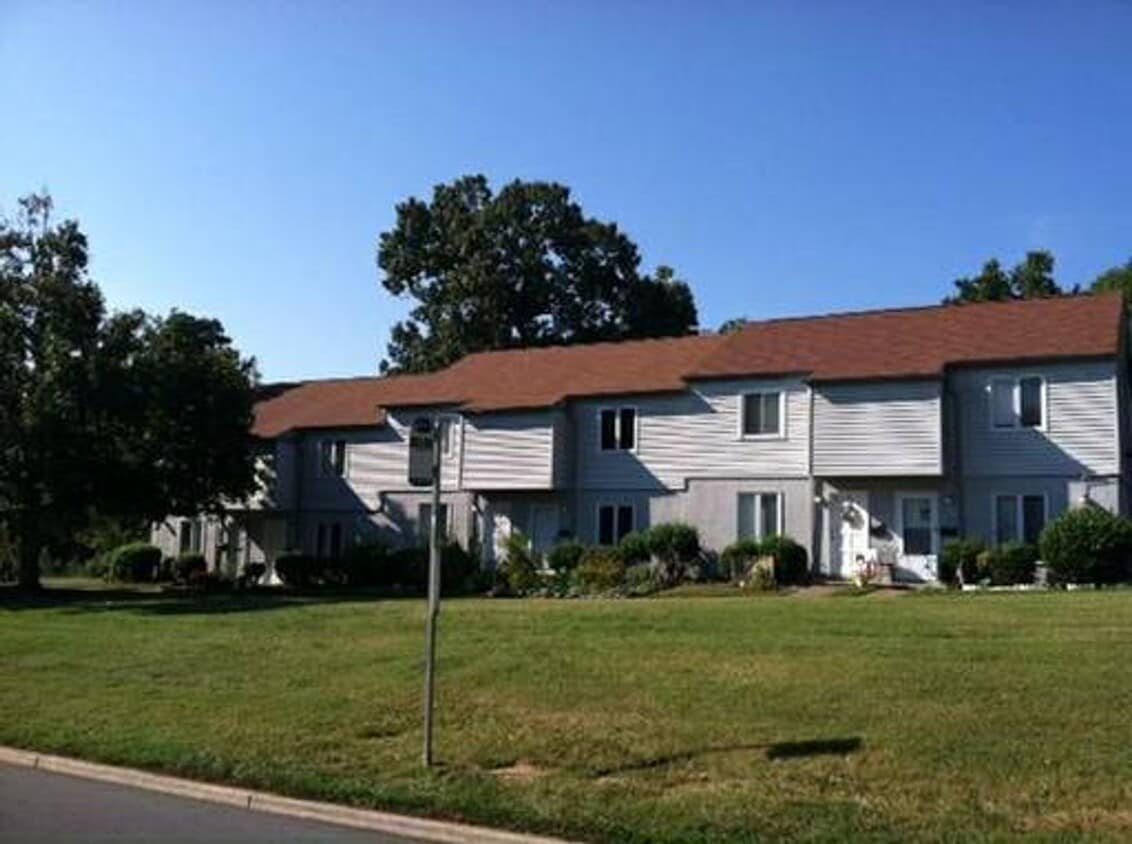 Building Photo - 3 Bedroom Townhome South Charlotte for $1700.00