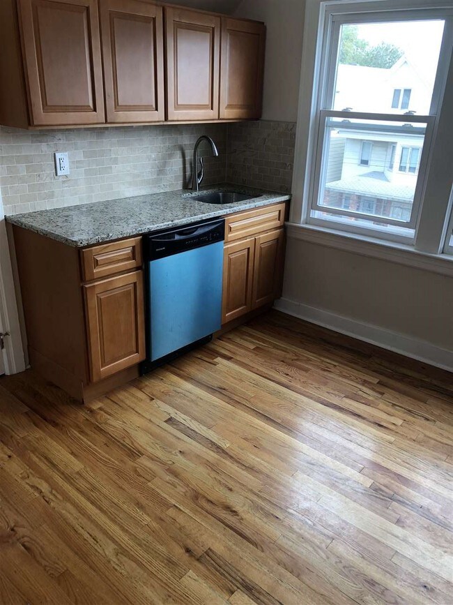 Building Photo - 27 E 3rd St