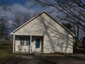 Building Photo - 808 Ray St