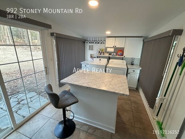 Foto del edificio - 992 Stoney Mountain Rd