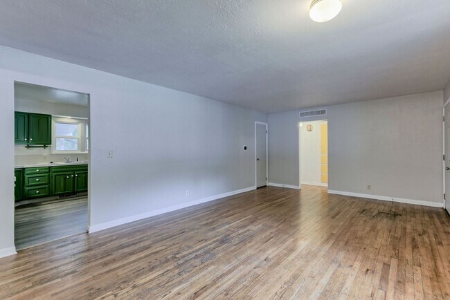 Foto del edificio - 3 Bed / 1.5 Bath Ranch Near CSU – Large Fenced Yard | Pets & Students Welcome | Short-Term Lease