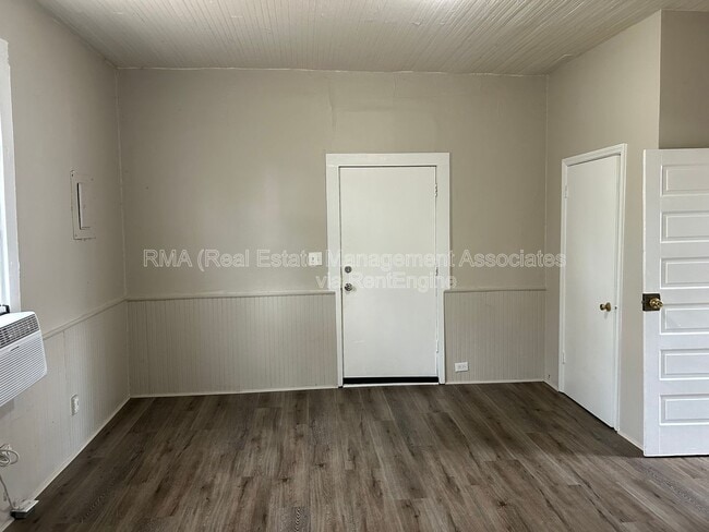 Building Photo - 1035 W College St