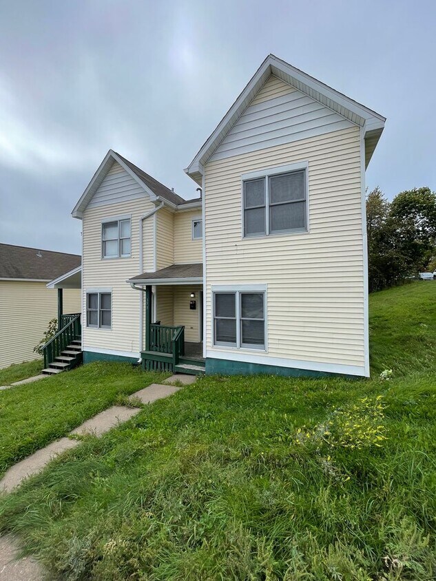 Foto principal - 321-323 N 3rd Ave W