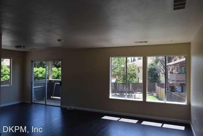 Foto del edificio - 455 Cherry Ln