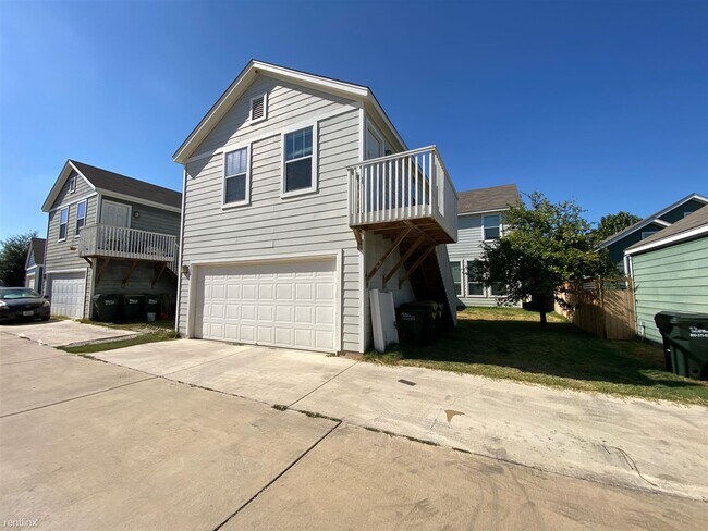 Building Photo - 1 br, 1 bath Townhome - 336 Perry St Garag...